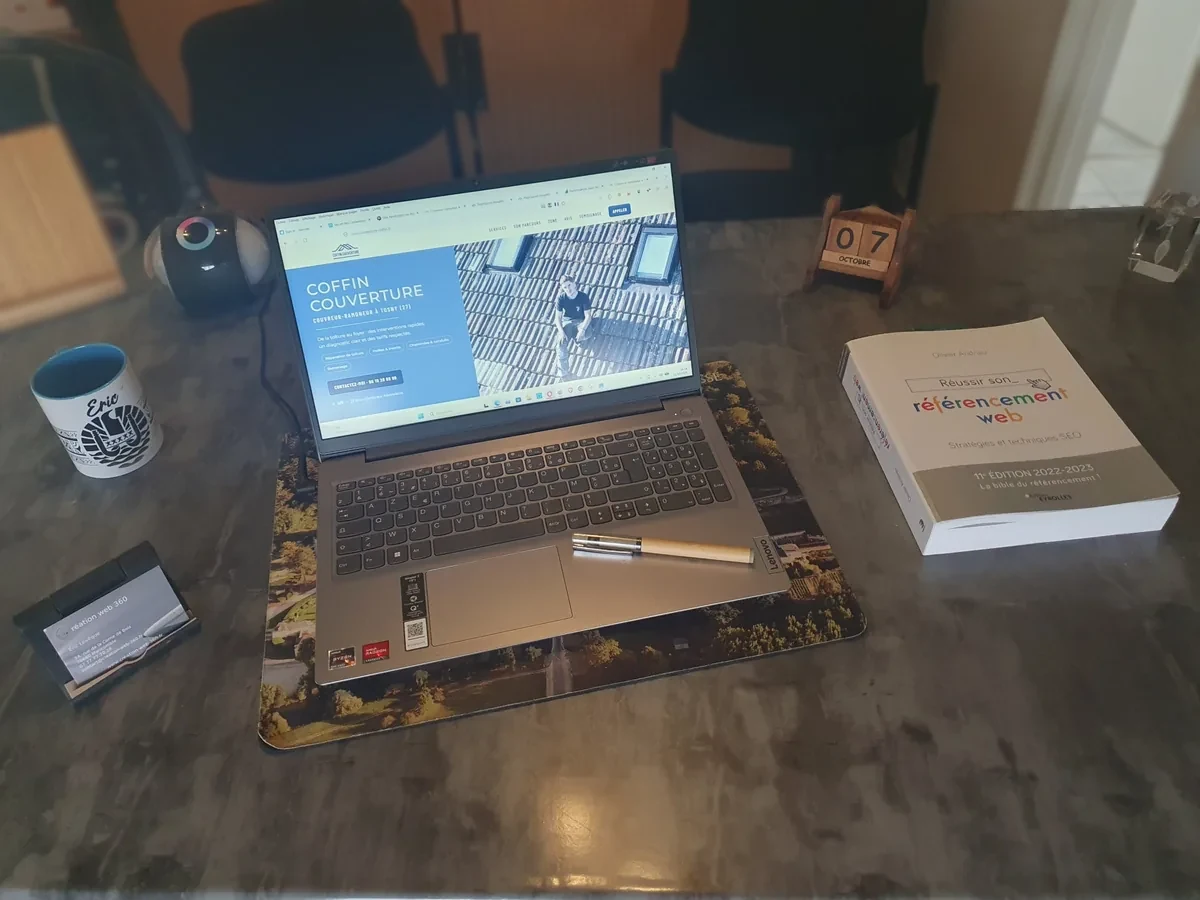 Ordinateur portable affichant le site du gîte Le Secret des Cordelières avec sa visite virtuelle 360°
