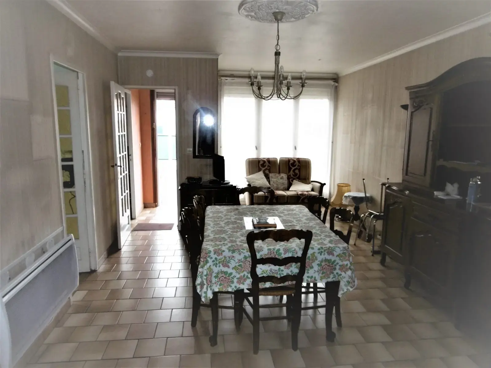 Le séjour de la maison de Sotteville-lès-Rouen avant travaux : table, buffet et canapé