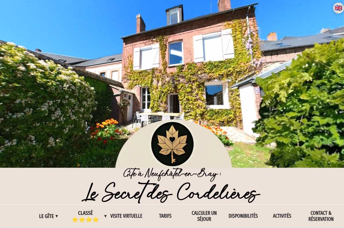 Page d'accueil du site du gîte Le Secret des Cordelières, façade fleurie