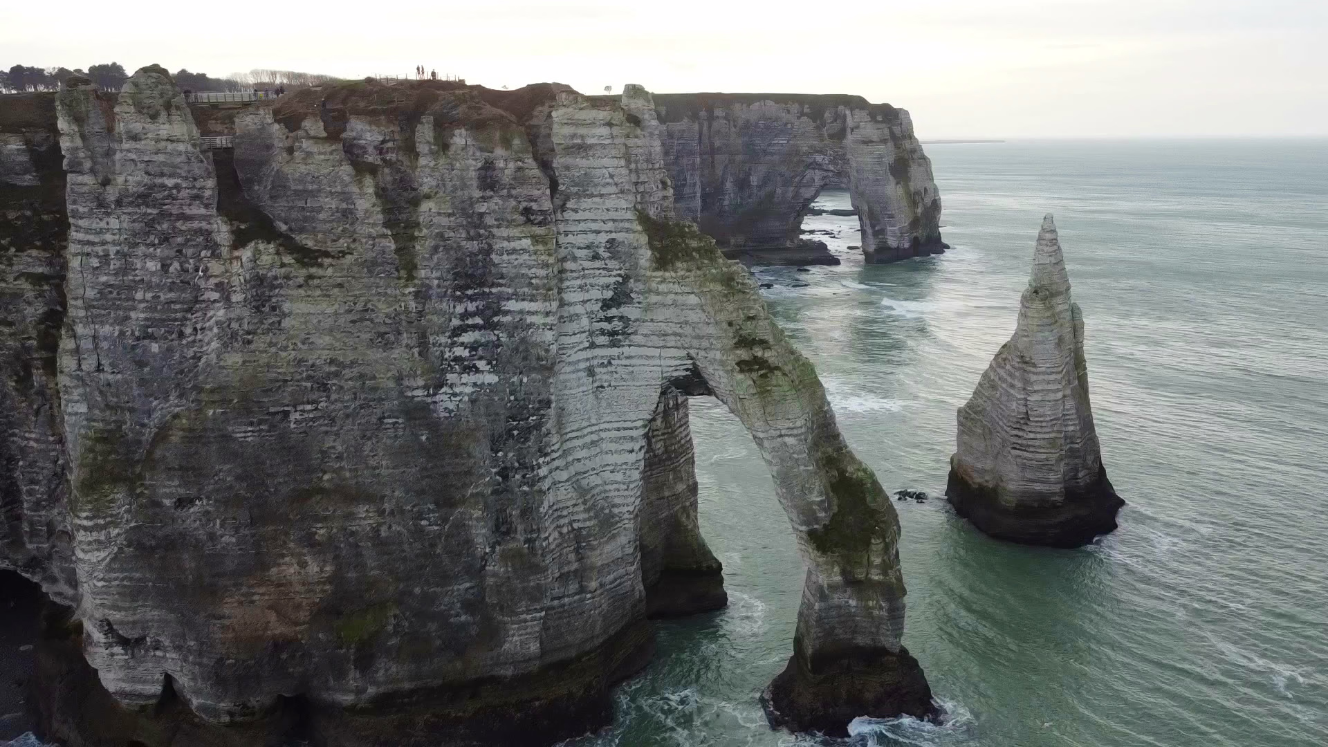 Vol au dessus de La porte d’Aval et l’Aiguille