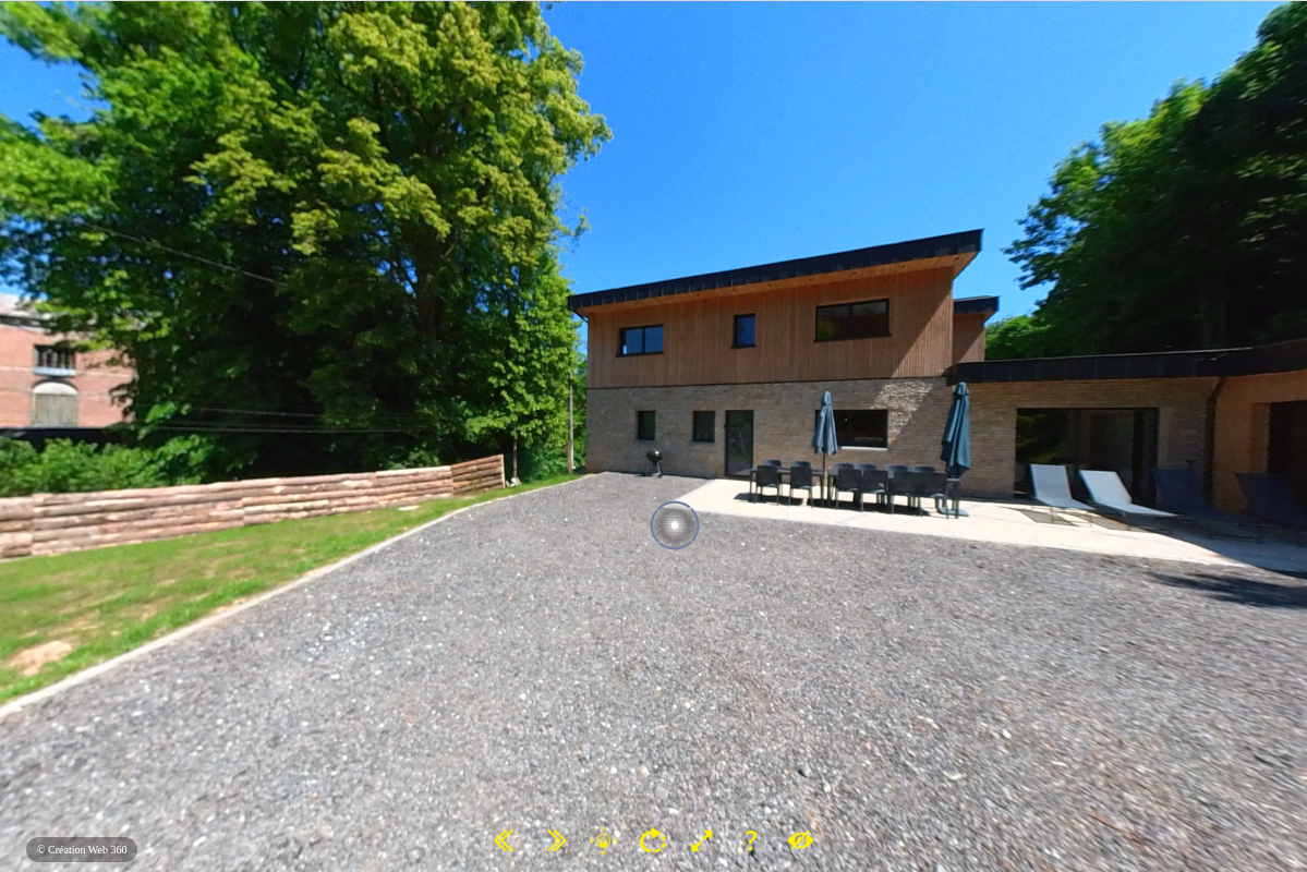 Façade et cour du gîte Myrtille à Saint-Saëns, vue 360°