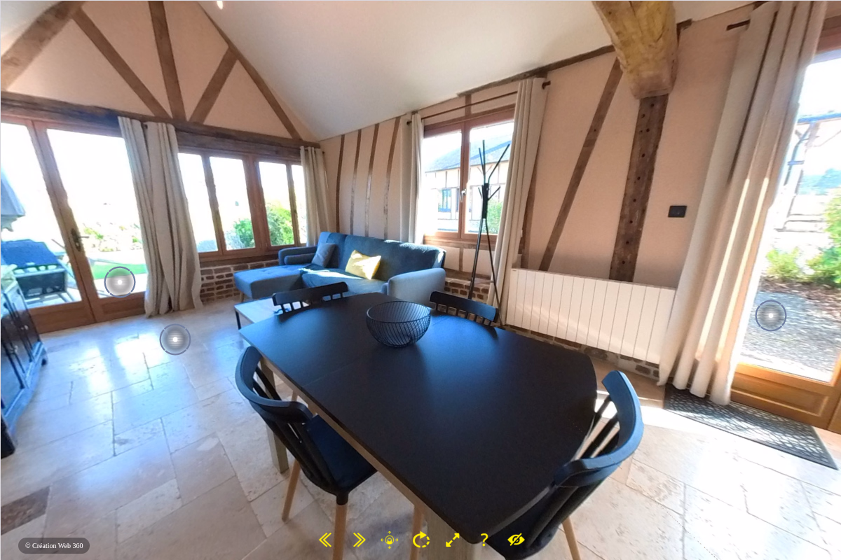 Pièce de vie lumineuse du gîte Cerise à Saint-Saëns, vue 360°