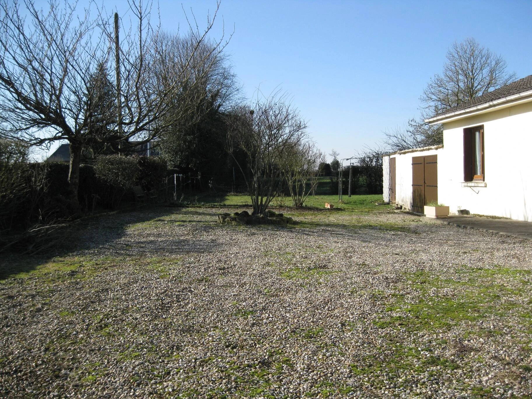 La cour gravillonnée