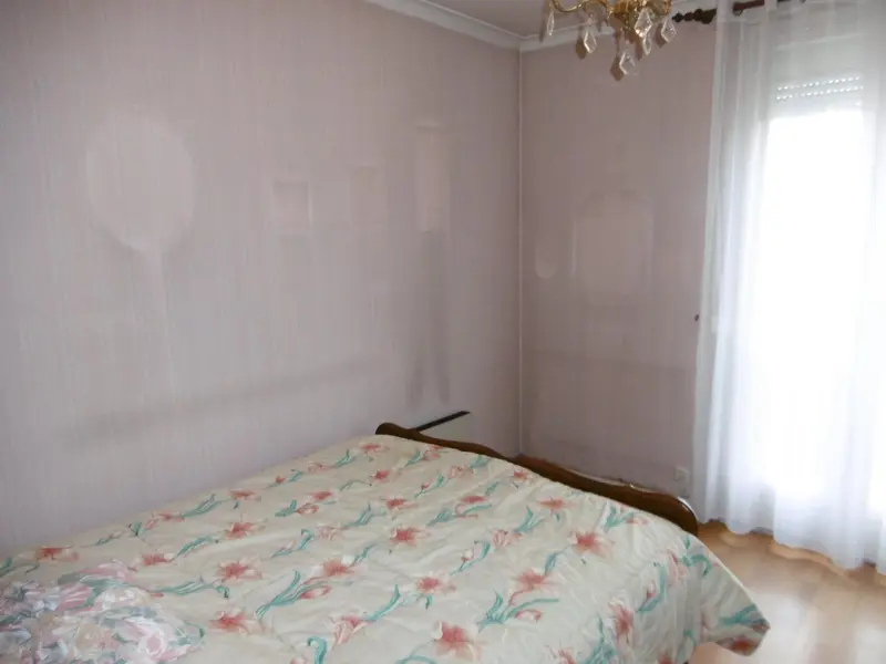 La chambre, côté fenêtre